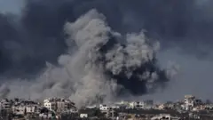 صورة تظهر الدخان المتصاعد نتيجة الانفجارات في غزة
