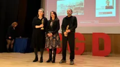 DEM Parti Eş Genel Başkanı Tülay Hatimoğulları'nın verdiği ödülü BBC Türkçe'den Esra Yalçınalp ve Osman Kaytazoğlu aldı