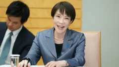A primeira-ministra do Japão, Sanae Takaichi, discursa durante uma reunião em Tóquio, em 5 de fevereiro de 2026.