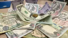 नेपाली रुपैयाँ र अमेरिकी डलर छ्यासमिस गरी टेबलमा फिँजाइएको चित्र