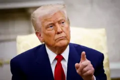 Donald Trump responde a uma pergunta de um membro da imprensa durante reunião com o primeiro-ministro israelense Benjamin Netanyahu no Salão Oval da Casa Branca, em 7 de abril de 2025.