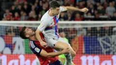 An bai wa Lewandowski katin gargadi sau biyu a wasan da suka yi nasara a kan Osasuna da ci 2-1