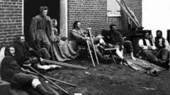 Soldados feridos da União do lado de fora de um hospital em 1862