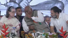 અમદાવાદમાં કૉંગ્રેસનું અધિવેશન, સીડબલ્યુસી તથા એઆઈસીસીની બેઠક, કૉંગ્રેસ વર્કિંગ કમિટી તથા ઑલ ઇન્ડિયા કૉંગ્રેસ કમિટીની બેઠક, ભાજપ અને મોદી પર પ્રહાર, સોનિયા ગાંધી, મલ્લિકાર્જુન ખડગે, રાહુલ ગાંધી, બીબીસી ગુજરાતી, બીબીસી ન્યૂઝ ગુજરાતી 