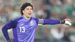 Mor formalı kıvırcık saçlı bir adam