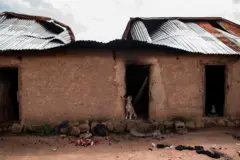 Maharan sun ƙona gidaje da rumbun abinci a ƙauyen.