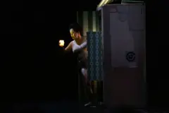 El personaje de Chula, vestida en ropa interior, sostiene una vela encendida