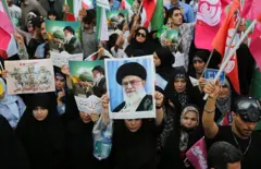 Manifestantes participan en manifestaciones contra Israel y Estados Unidos en Teherán, Irán, el 14 de junio de 2025.