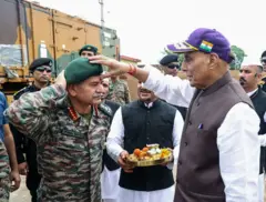 सेना प्रमुख उपेंद्र द्विवेदी का तिलक करते रक्षा मंत्री राजनाथ सिंह