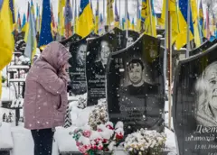 زار مواطن أوكراني قبراً في ممر الأبطال بالمقبرة العسكرية في خاركيف، شمال شرق أوكرانيا، في 28 ديسمبر/كانون الأول 2025، وسط الغزو الروسي المستمر.