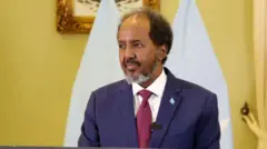 የሥልጣን ዘመናቸው የተጠናቀቀው የሶማሊያ ፕሬዝዳንት ሐሰን ሼክ ሞሐሙድ ሥልጣናቸውን ለማራዘም ያደረጉትን ሙከራ ተከትሎ ከፍተኛ ተቃውሞ ገጥሟቸዋል።