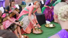 உள்ளூர் பெண்கள் யாருடைய கால்களையும் கழுவவில்லை 