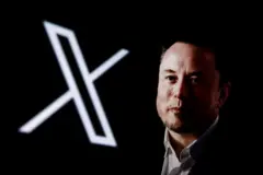 Elon Musk com a logo do X ao fundo