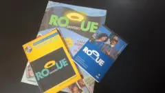 3 livros sobre Roque Santeiro sobre um fundo preto