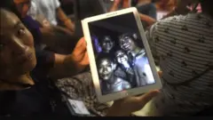 काहीतरी चमत्कार होईल आणि आपले आप्त सुखरुप वाचतील अशी आशा नातेवाईकांना वाटत असते