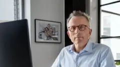 Hermann Haraldsson de óculos em escritório