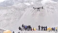 सगरमाथामा ड्रोनको परीक्षण गर्दै प्राविधिकहरू। 