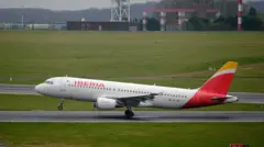 Un avión de la aerolínea Iberia despegando.