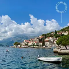 A baía de Kotor, em Montenegro, com barco em primeiro plano