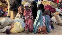  نازحون من الفاشر وغيرها من المناطق المتضررة من النزاع يستقرون في مخيم العفّة المُنشأ حديثاً في الدبة، ولاية شمال السودان.