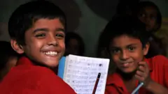 হাস্যোজ্জ্বল শিক্ষার্থীদের দেখা যাচ্ছে 