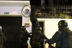 Policías ecuatorianos ingresando a la embajada de México en Quito en abril de 2024 para arrestar Jorge Glas.