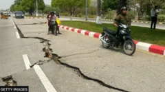 Cracks dey road for Myanmar capital, Naypyidaw