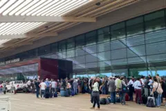 Нигердин Диори Хамани эл аралык аэропортунда учак күткөн Франция жана башка европа өлкөлөрүнүн жарандары. Алар шейшемби күнү эвакуацияланышы керек болчу.