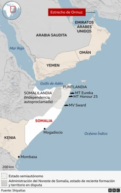 Este mapa muestra una zona de Medio Oriente y África oriental que se extiende desde Emiratos Árabes Unidos hasta Kenia. Tres buques comerciales recientemente secuestrados aparecen en sus últimas ubicaciones conocidas, fondeados frente a Somalia.