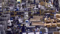 Fábrica com operários trabalhando