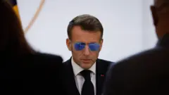 El presidente de Francia, Emmanuel Macron, con gafas de sol 