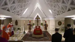 Papa Francisco em caixão aberto