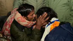 उत्तराखण्डको सुरुङबाट उद्धार गरिएका छोरालाई चुम्बन गर्दै चौधरी लाल