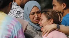 Para kerabat korban jatuhnya pesawat pribadi berdatangan ke tempat kejadian di Negara Bagian Selangor, Malaysia, 17 Agustus 2023.