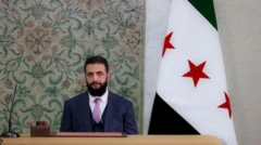 احمد شرع درکنار پرچم سوریه ایستاده است