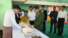 မိတ္ထီလာမြို့၊ အသေးစား၊ အလတ်စားလုပ်ငန်းရှင်တွေနဲ့ တွေ့ဆုံတဲ့အစည်းအဝေးမှာတွေ့ရတဲ့ စစ်‌ခေါင်းဆောင် ဗိုလ်ချုပ်မှူးကြီးမင်းအောင်လှိုင်