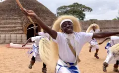 Intore irimo kubyina imbere y'inzu ya Kinyarwanda ya cyera