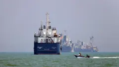 Navios parados no estreito de Ormuz