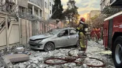 Imodoka yangijwe n'ingaruka z'ibisasu i Tehran 