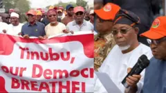 Awọn eekan ẹgbẹ oṣelu ADC mu iwe nla lọwọ nibi ifẹhonuhan ti wọn tako INEC l'Abuja