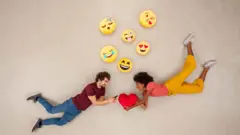 डेटिंग ॲप्सना उतरती कळा? इंटरनेटवर प्रेम शोधण्यासाठी नेटकरी अवलंबत आहेत नवे फंडे