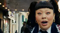 BBC巾幗百名在紐約街頭拍攝準備上演首場脫口秀的日本藝人渡邊直美