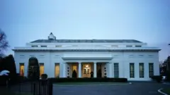 Ifoto yo ku itariki ya 6 Werurwe (3) mu 2018 igaragaza igice cya West Wing cya White House ubwo izuba ryari rirenze i Washington, DC. 