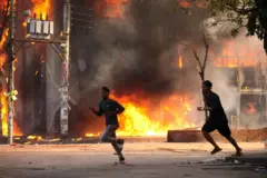 ঢাকায় একটি তৈরি পোশাক কারখানায় আগুন লাগিয়ে দেয়া হয়েছে। চৌঠা অগাস্টের ছবি