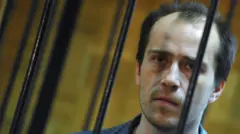 Мужчина за решеткой.