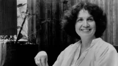 Alice Munro sorricomo apostar em duas cores no doublefoto preta e branca