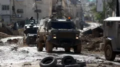 مركبات عسكرية إسرائيلية خلال عملية في مخيم طولكرم في الضفة الغربية المحتلة