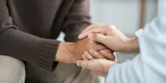 Mãos de duas pessoas juntas