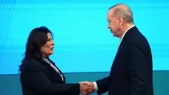 Çerçioğlu Erdoğan ile törende el sıkışıyor, fotoğrafta sadece ikisi var.