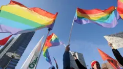 Manifestantes defensores de los derechos LGBT protestando en Rusia